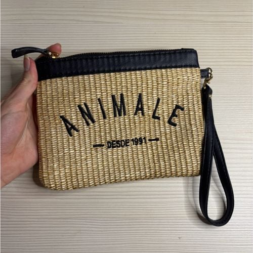 clutch animale palha e couro preta 145697988?action_source=74450&ref=home_home&rsp=1&rspix=1