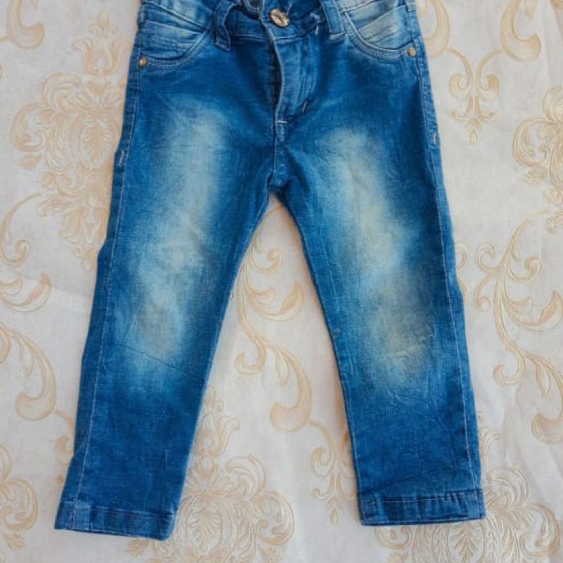 calça jeans desfiada nas pernas