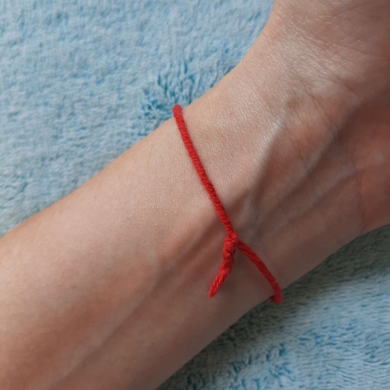 O que a pulseira vermelha significa? Saiba o que é e qual a importância de usá-la. | Imagem: Divulgação Kabalah 