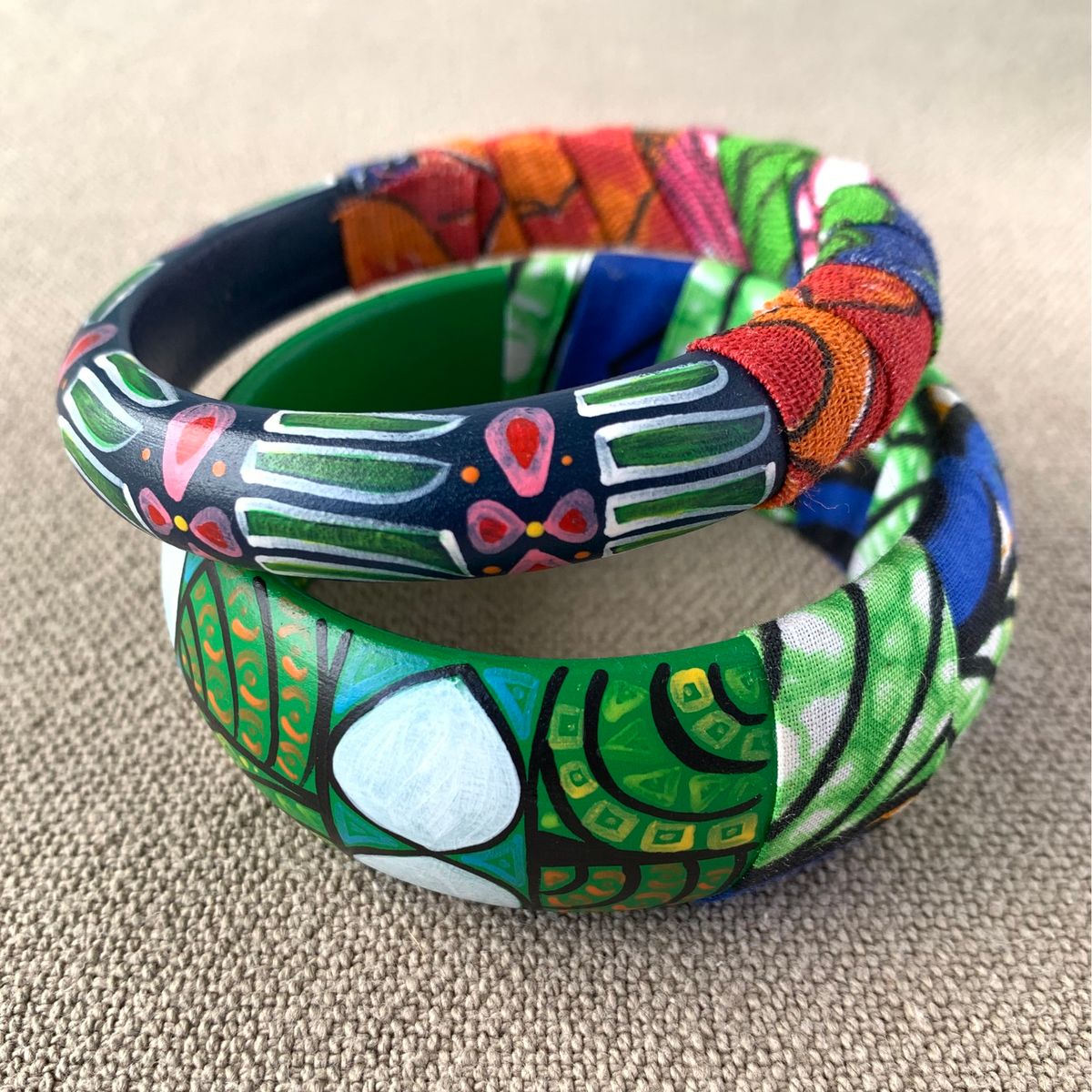 Pulseiras Pintadas À Mão e Tecido Africano Chita Madeira Artista ...