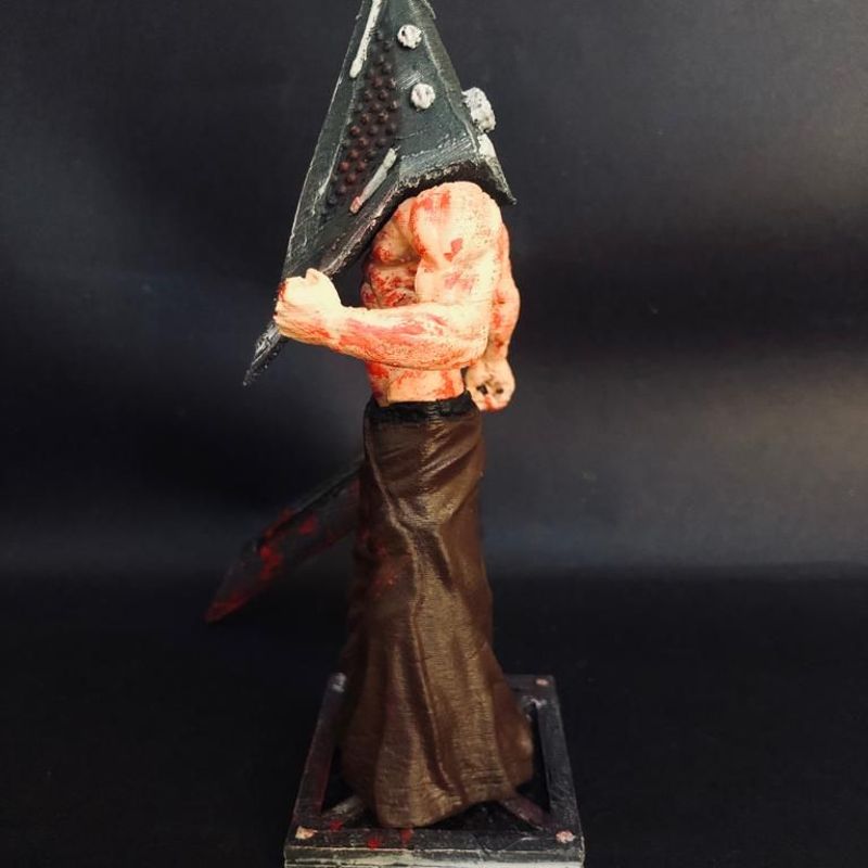 Boneco Silent Hill Cabeça De Pirâmide (pyramid Head)