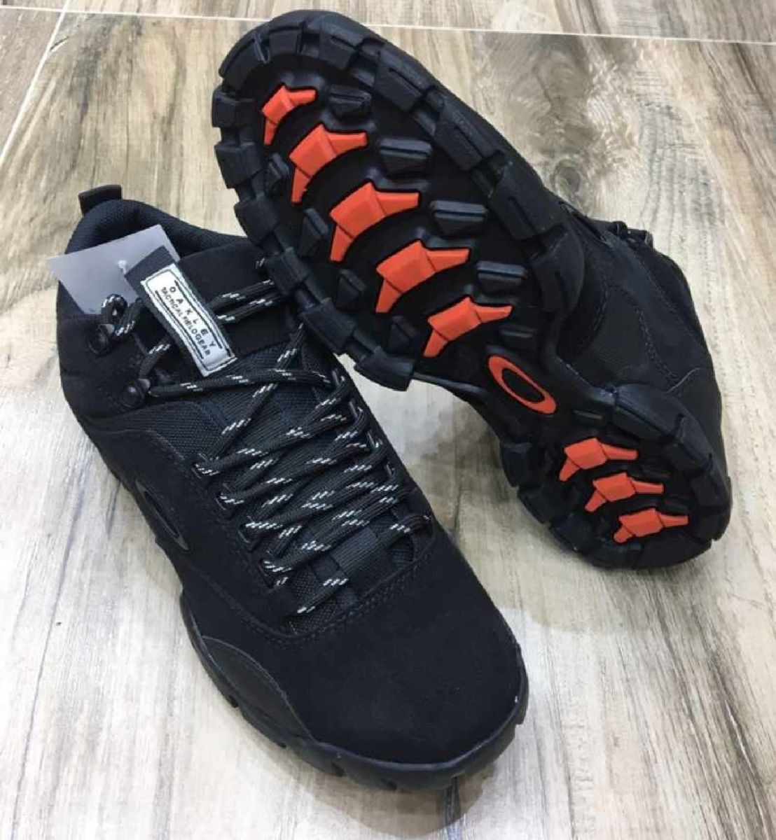 foto da bota da oakley