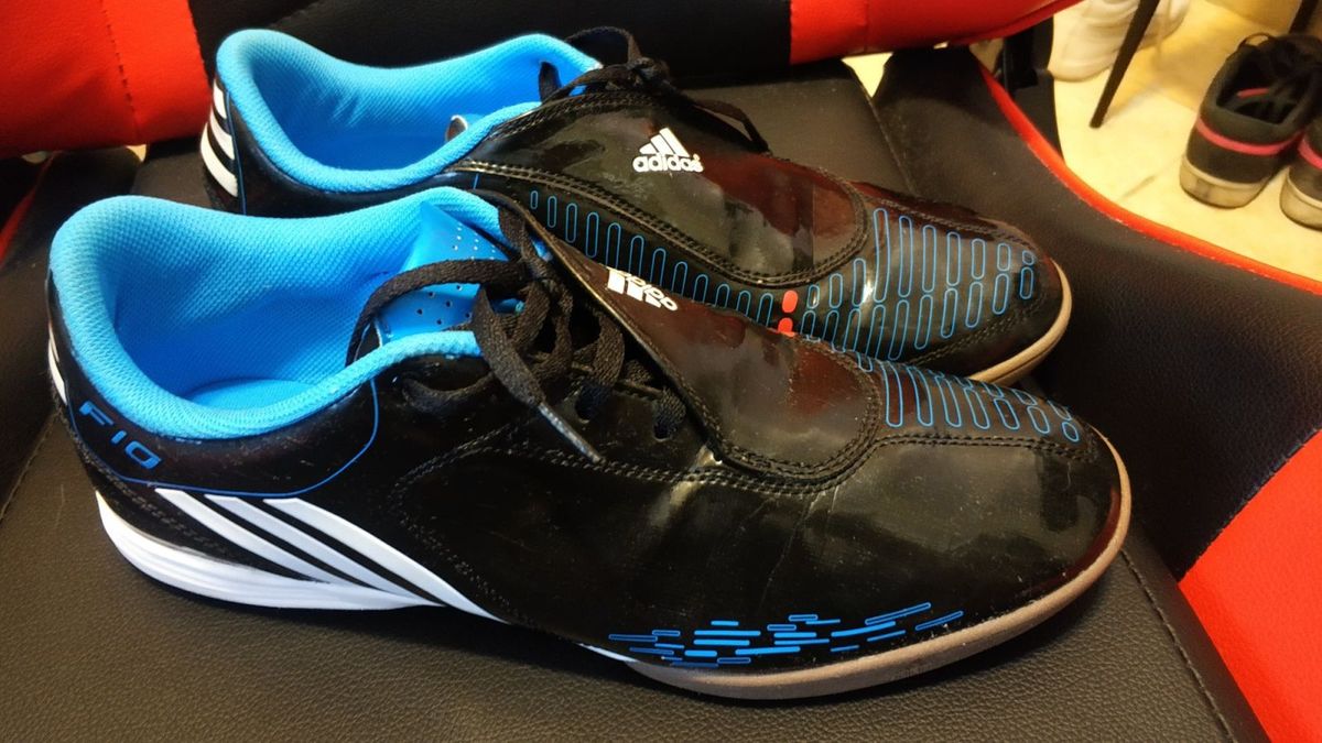 tenis adidas chuteira