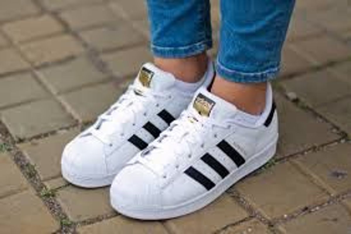 tenis adidas branco com listra azul