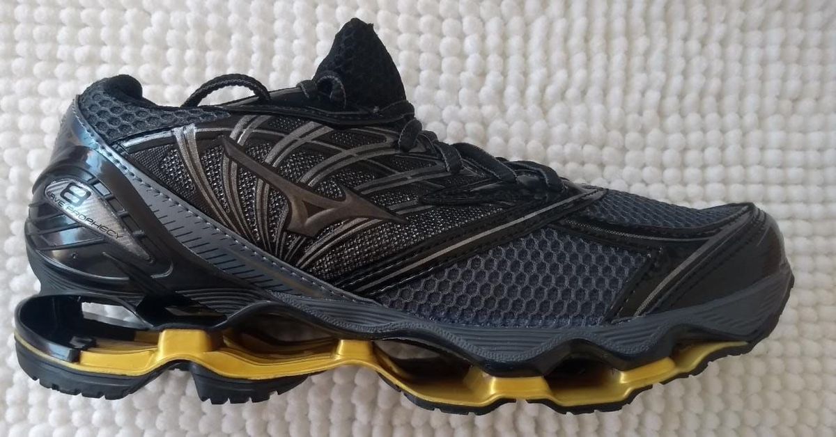 tenis mizuno preto e dourado