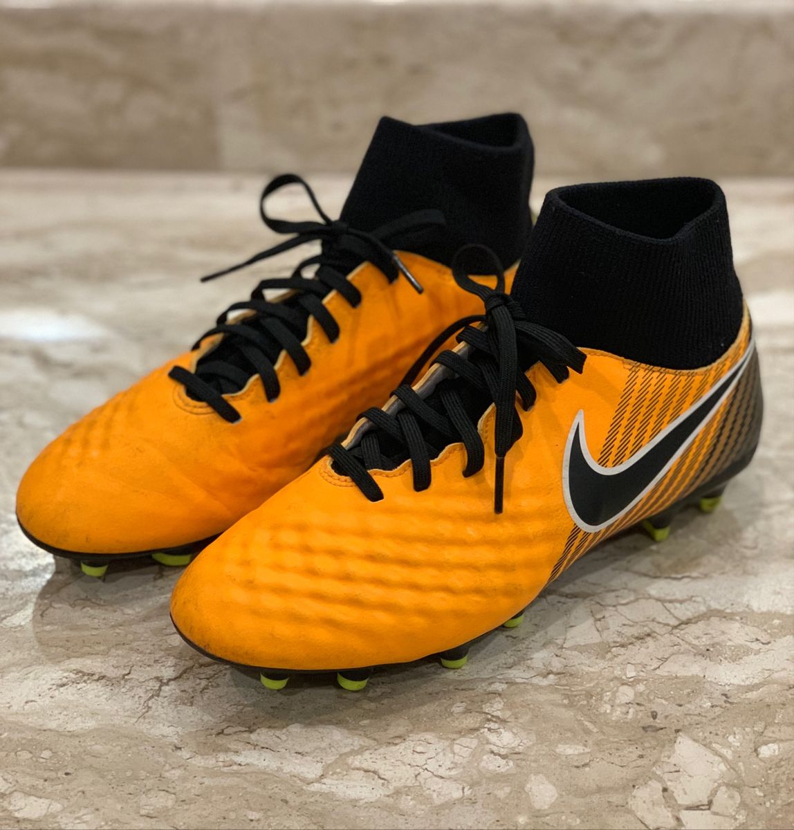 chuteira nike botinha laranja