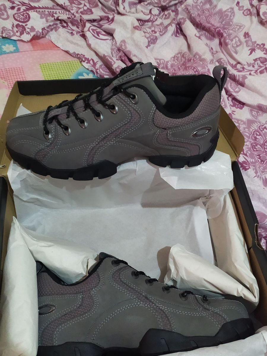 botinha da oakley flak cinza