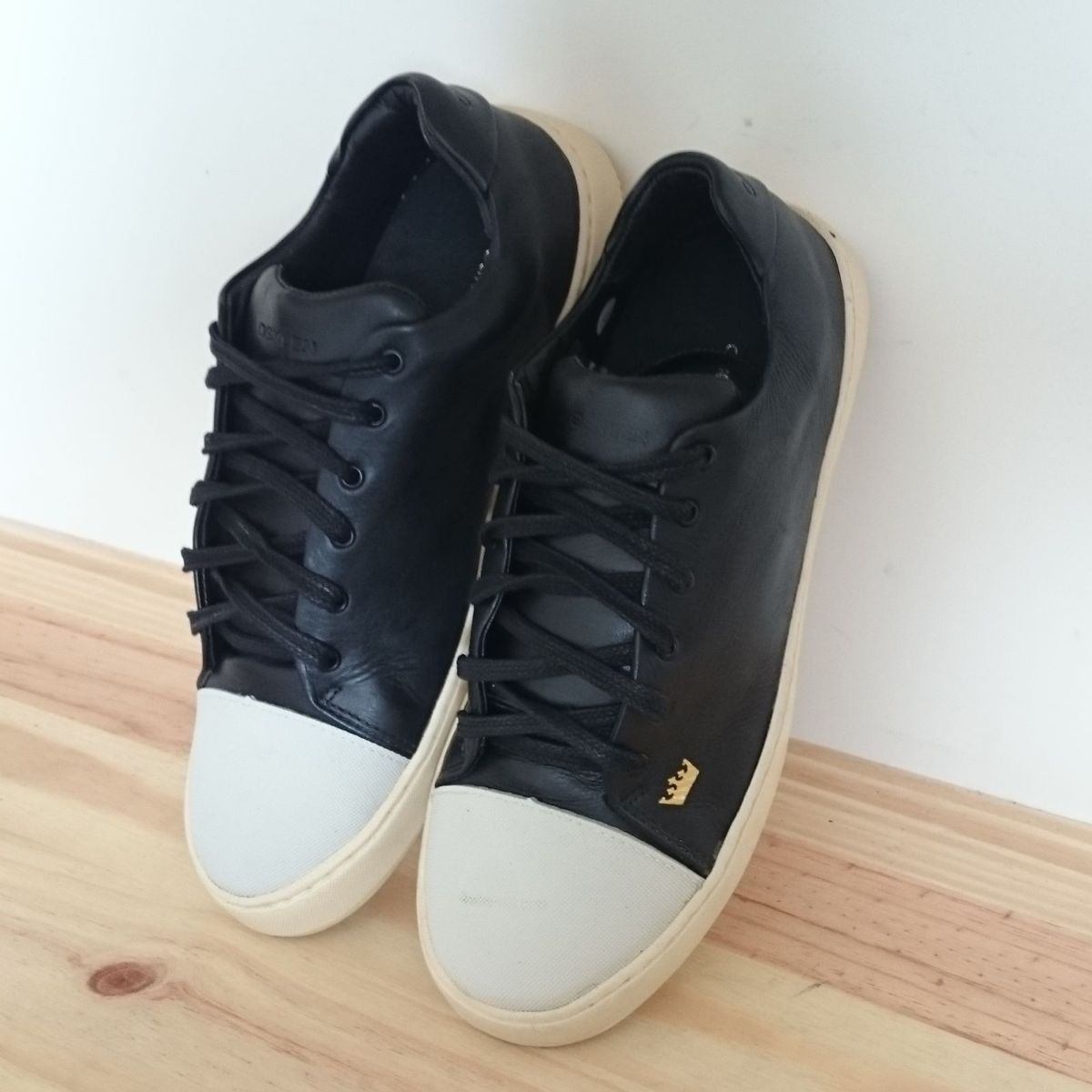 tenis osklen falso