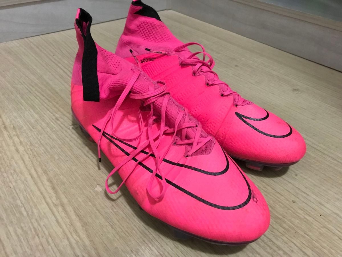 chuteira de botinha rosa