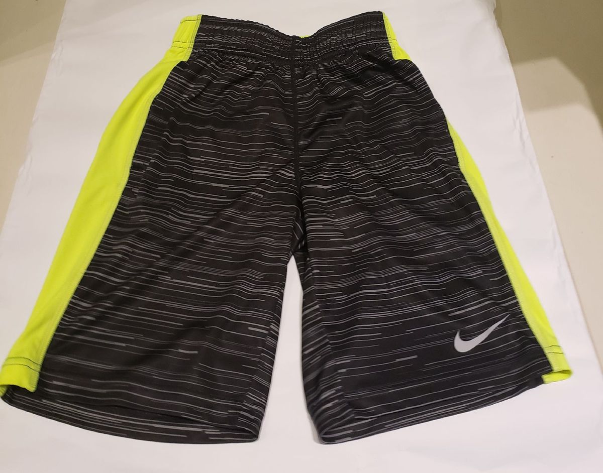 bermuda nike verde