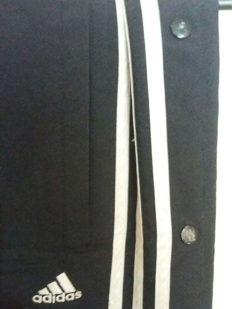 calça com botões laterais adidas