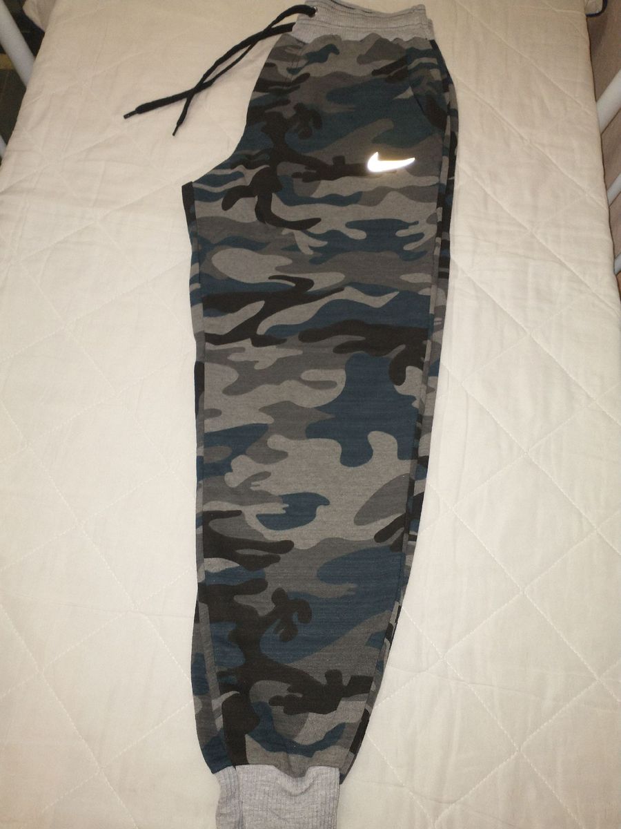 calça camuflada da nike