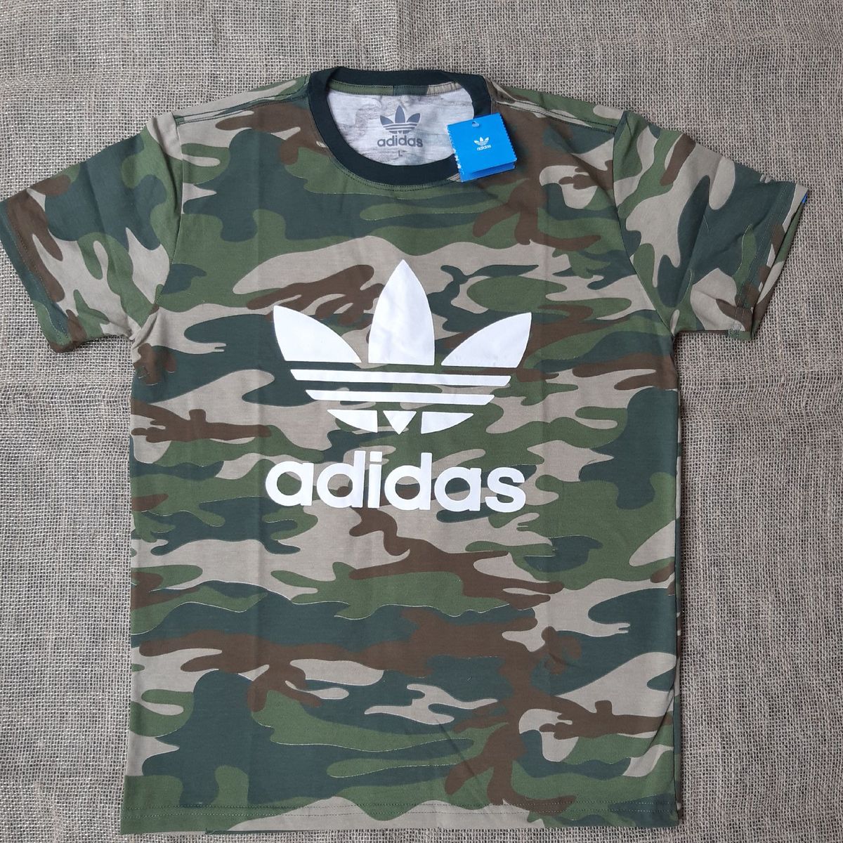 camiseta camuflada feminina adidas