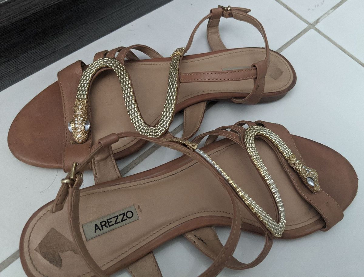 sandalia de cobra arezzo