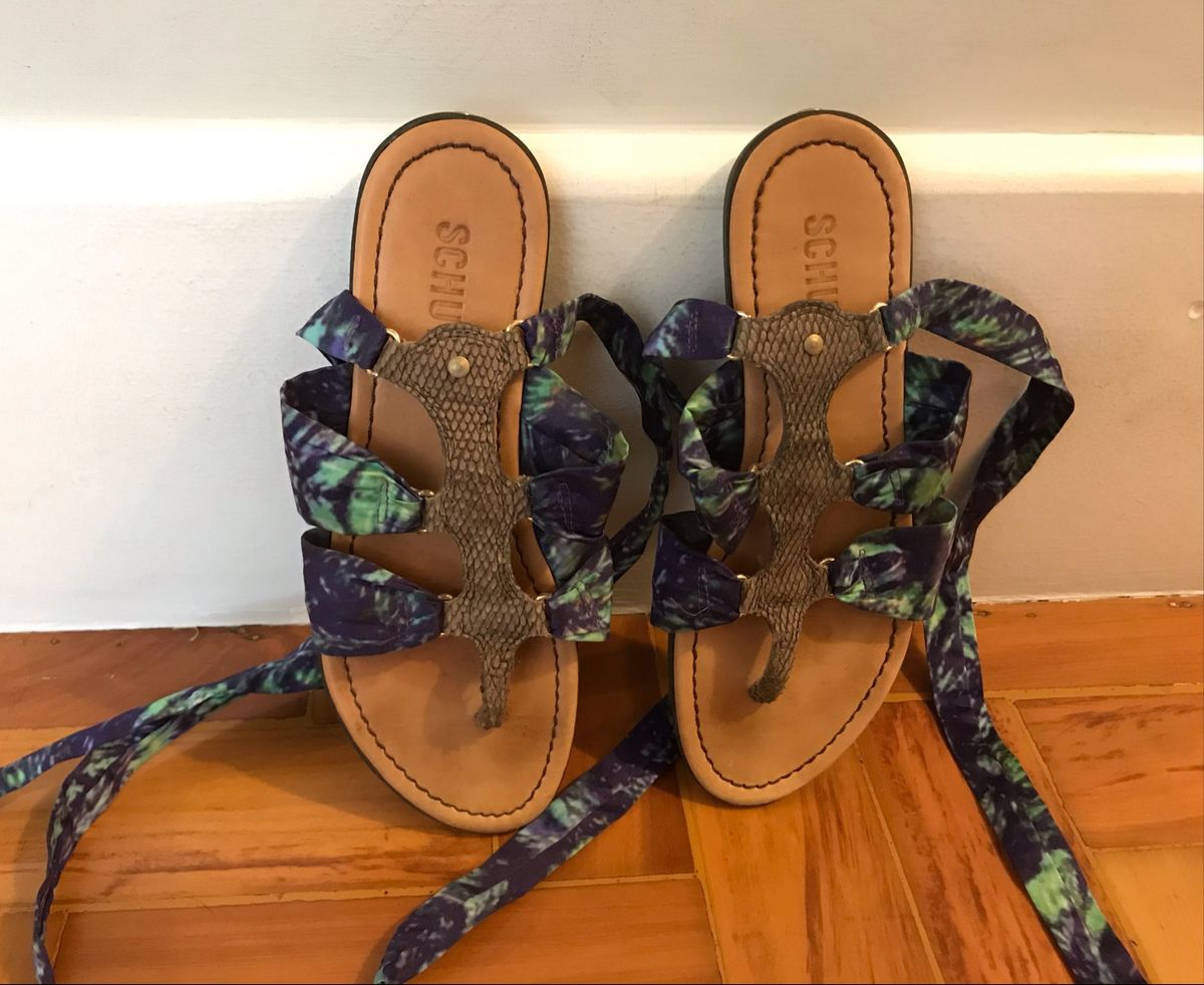 rasteirinha amarrada na perna