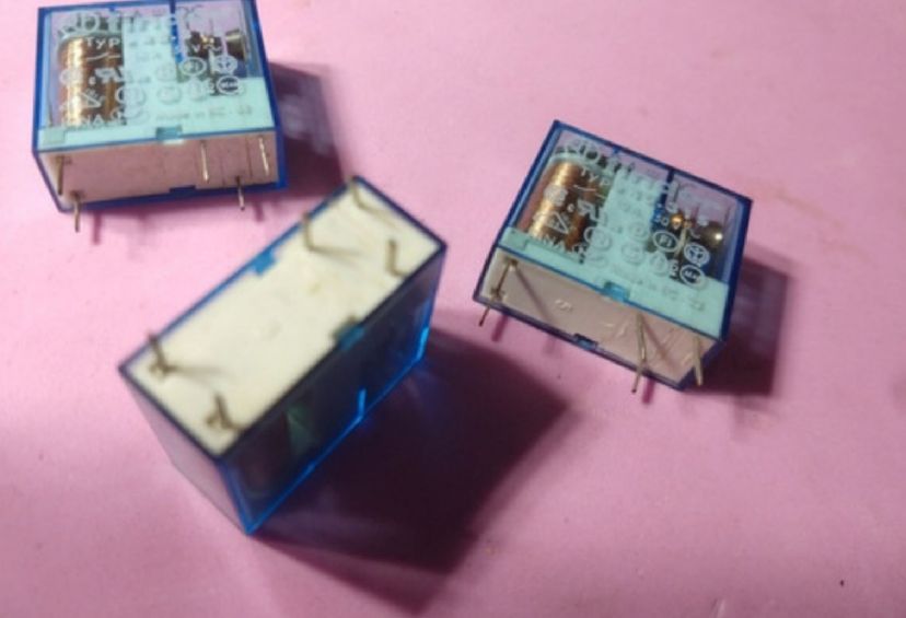 Lot De 2 Relais FINDER Type 40.31-06 - 6VDC, Contacts 250V 10A - Neufs