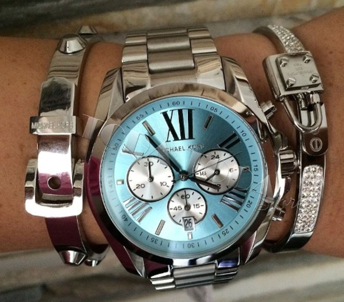 relogio michael kors feminino fundo azul