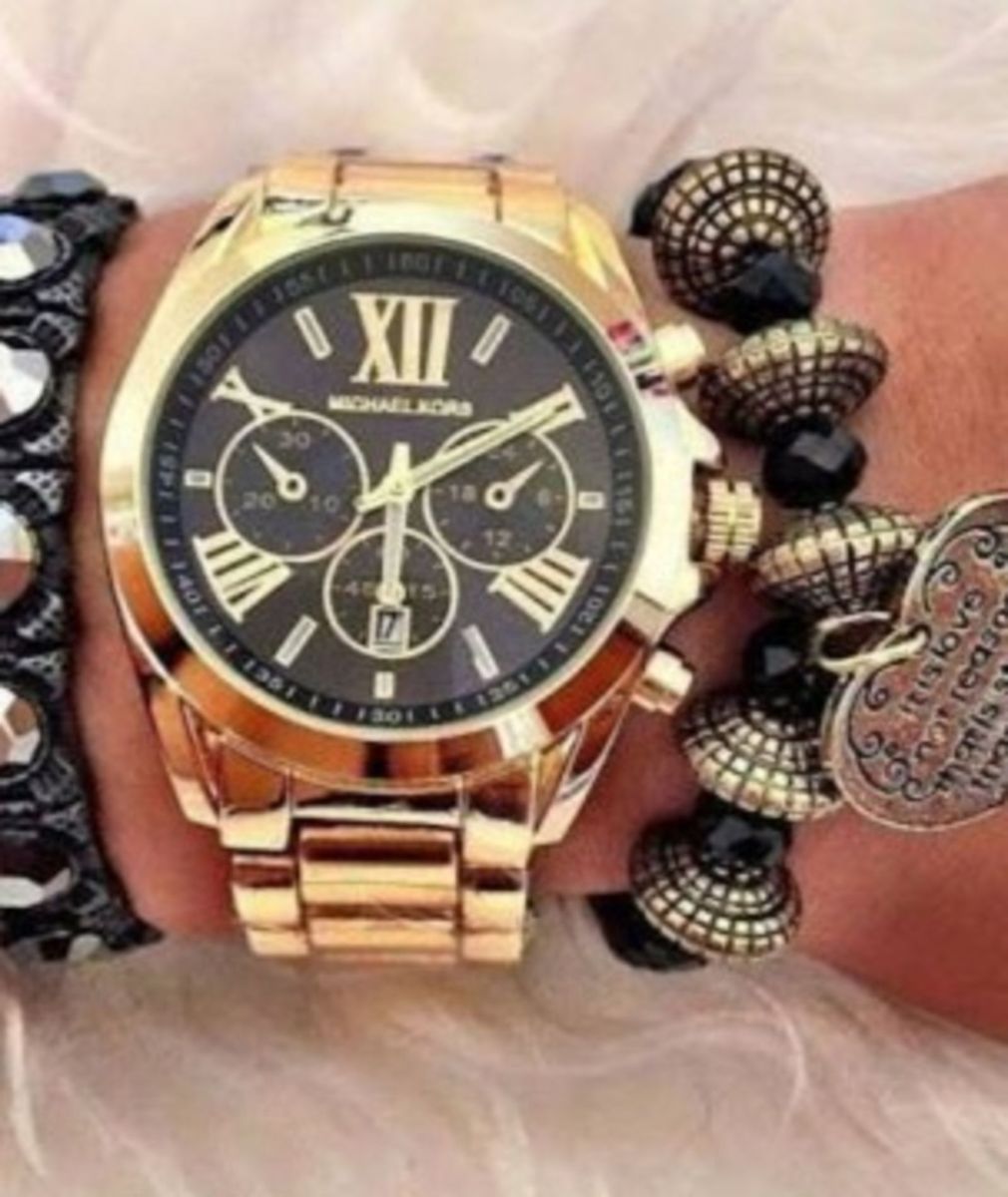 relogio michael kors dourado fundo preto