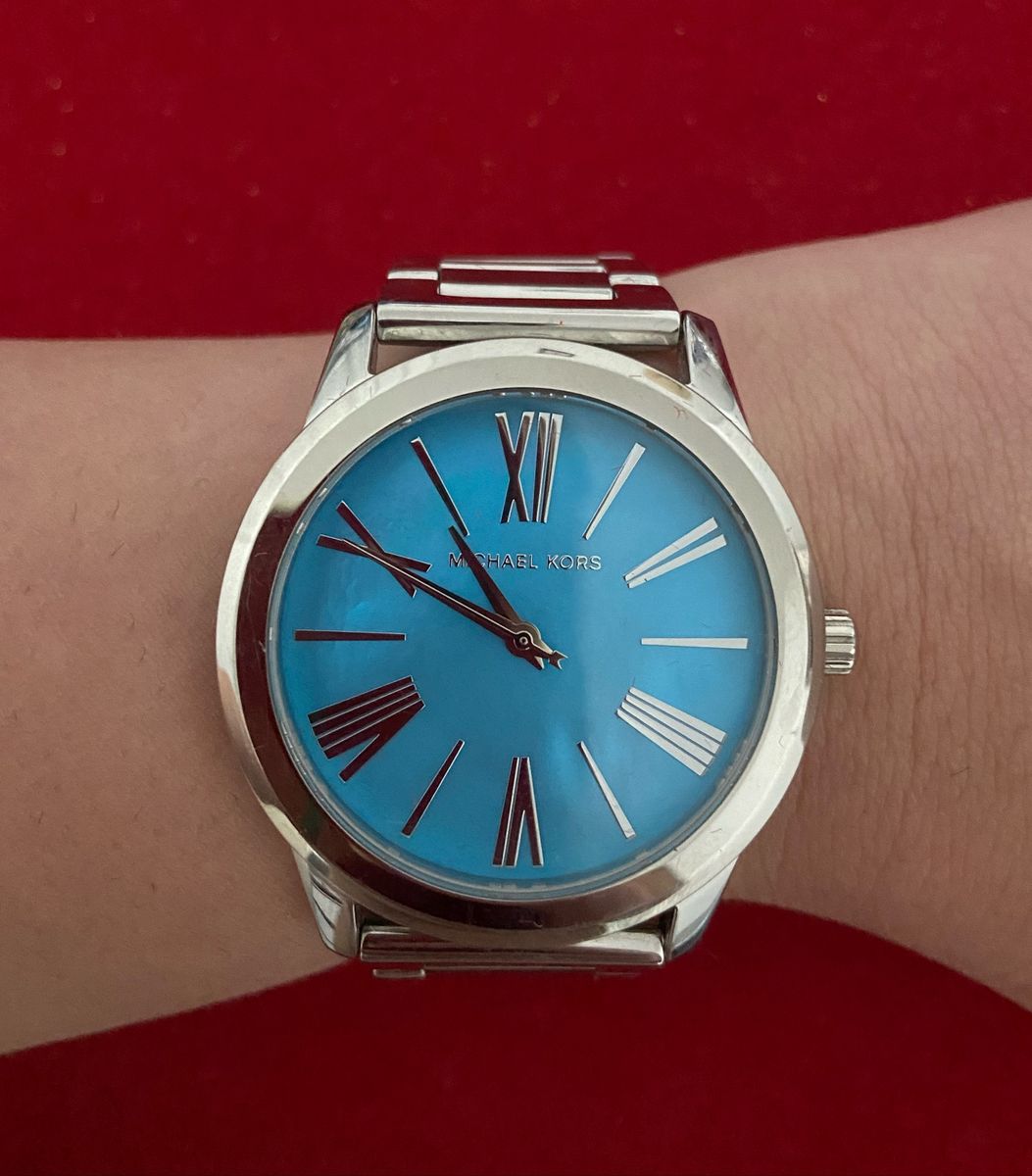 Relogio michael kors prata com hot sale fundo azul