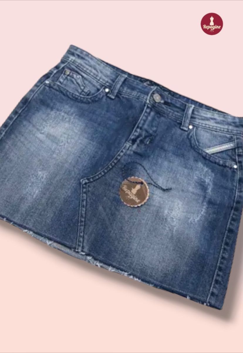 Revolução Denim: Mini Saia Jeans Estonado com Barra Desfiada - a