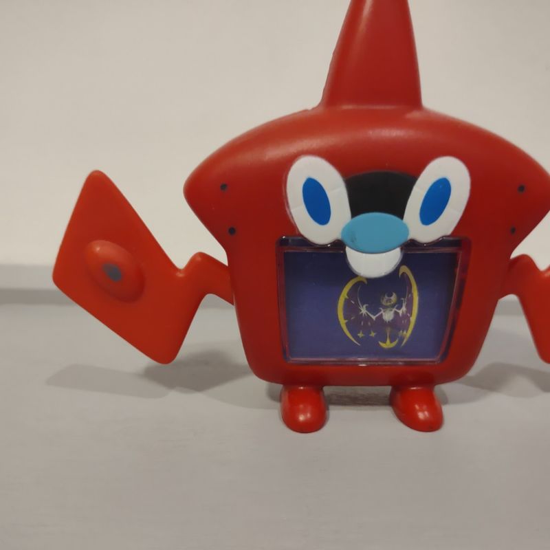 Brinquedo de plástico com base amarela, pokemon vermelho Pokedéx Rotom,  coleção McDonald's R$ 15,00 - Taffy Shop