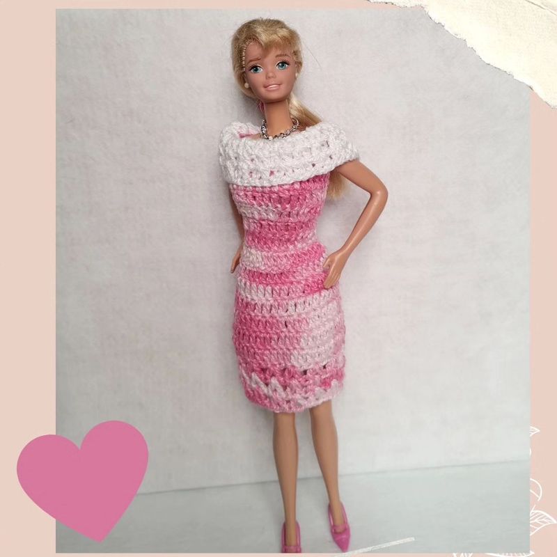 How To Crochet Doll Dress (Step By Step)  Roupas de crochê para bonecas, Roupas  barbie de crochê, Bonecas de crochê