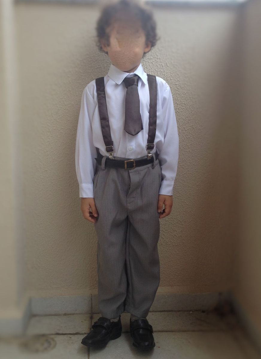 menino com roupa social