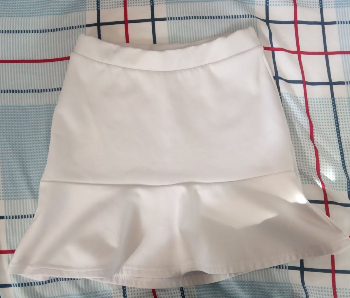 saia branca de babado