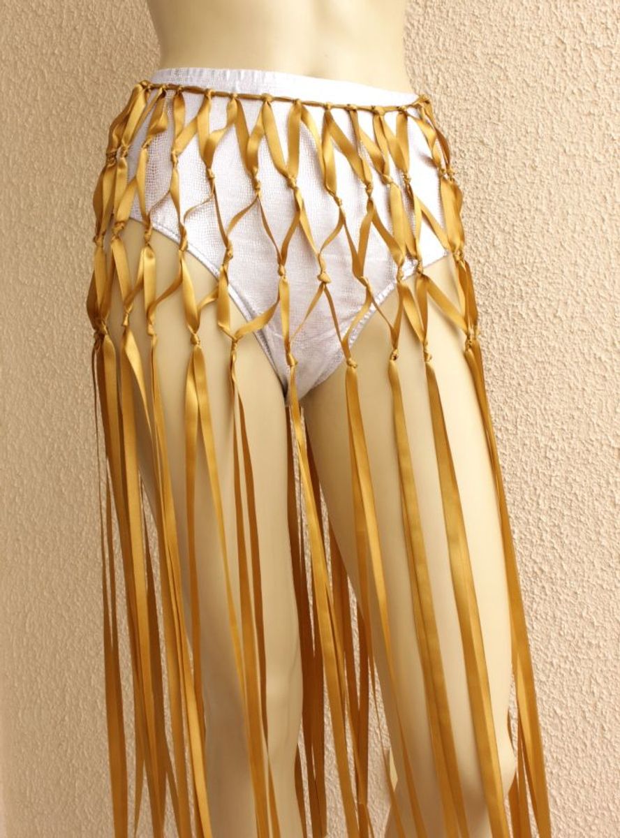 saia de cetim dourada