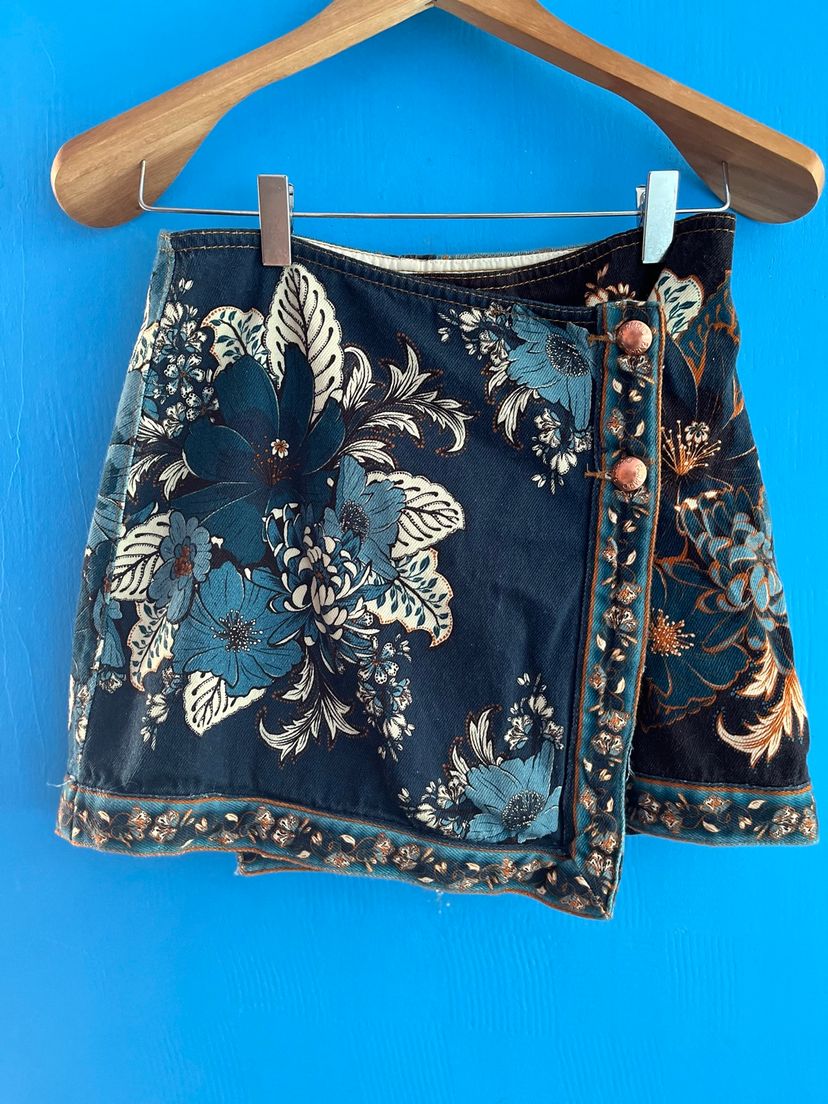 saia jeans estampa floral farm - outros farm