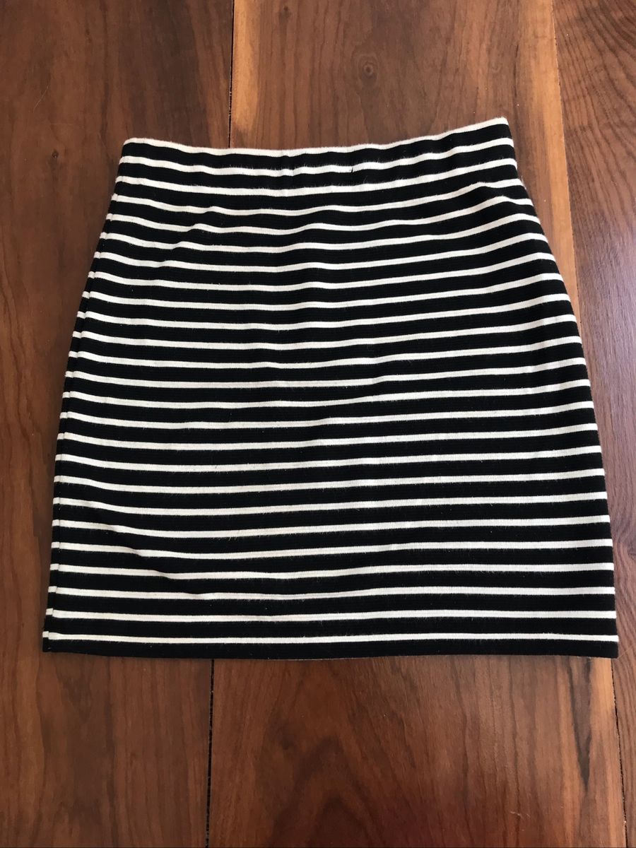 saia listrada branca e preta