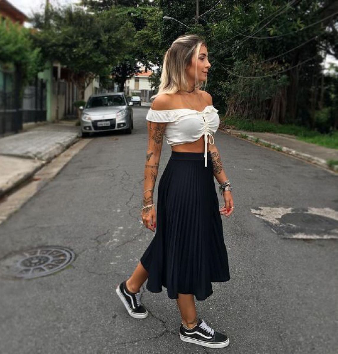 Saia midi deals plissada com tenis