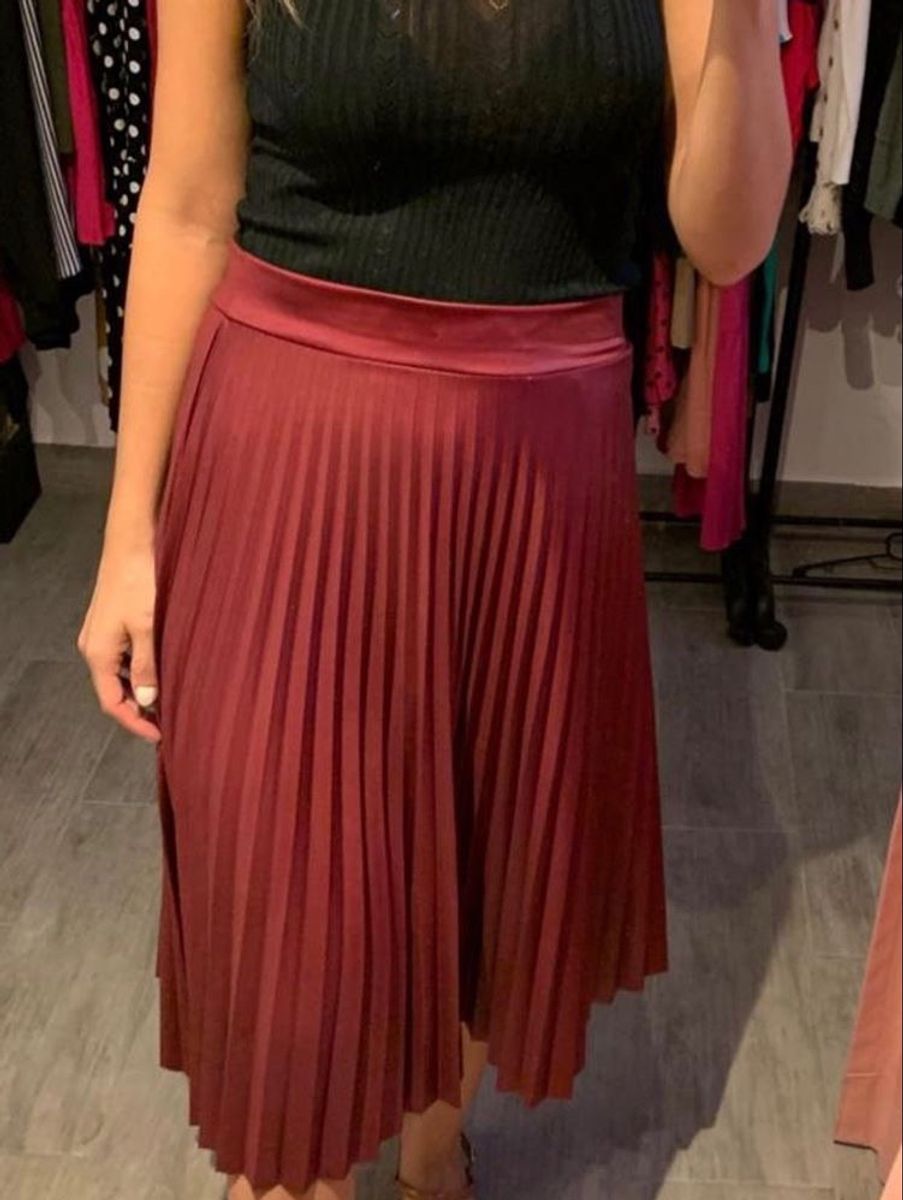 saia plissada vermelha