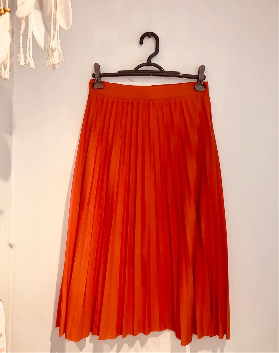 saia plissada laranja