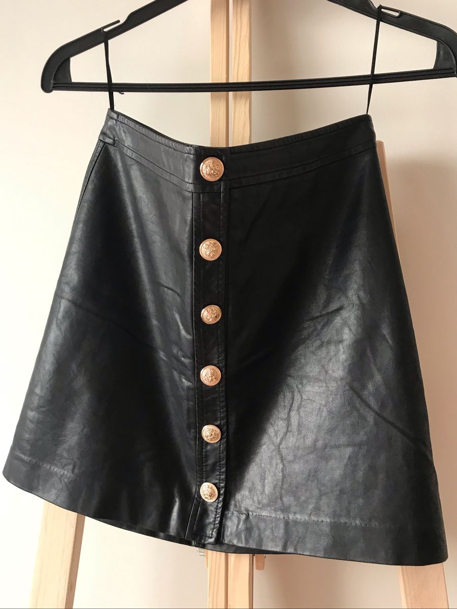 Saia Preta Couro Fake com Botões Dourados Saia Feminina Cheroy