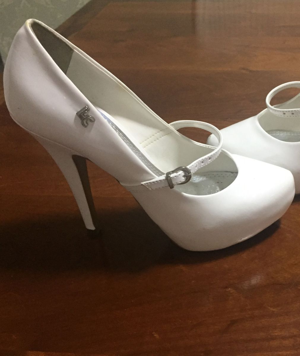 sapato de salto alto branco