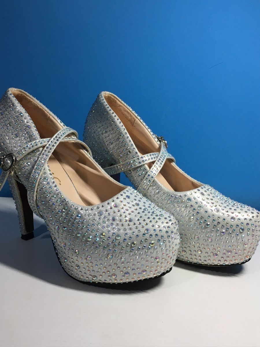 salto alto com pedras