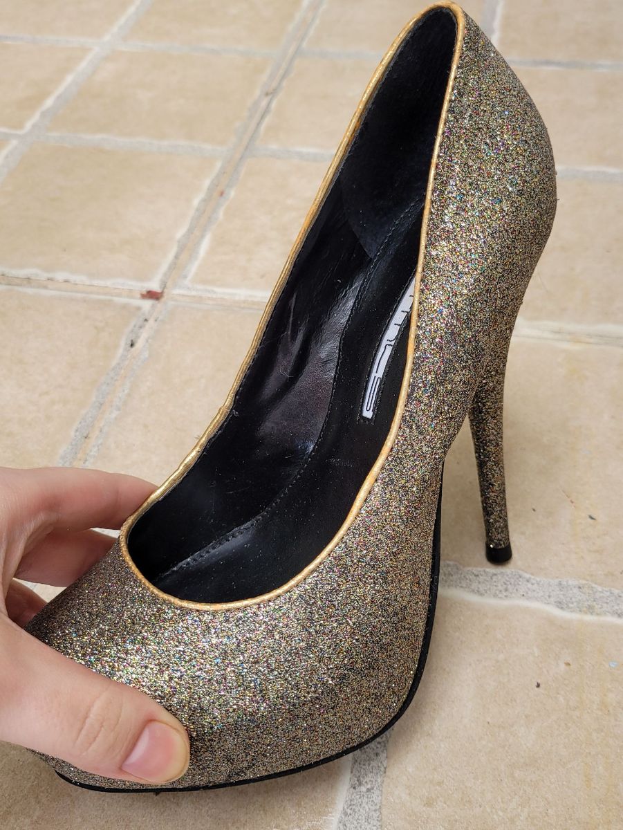 Salto alto store dourado com glitter