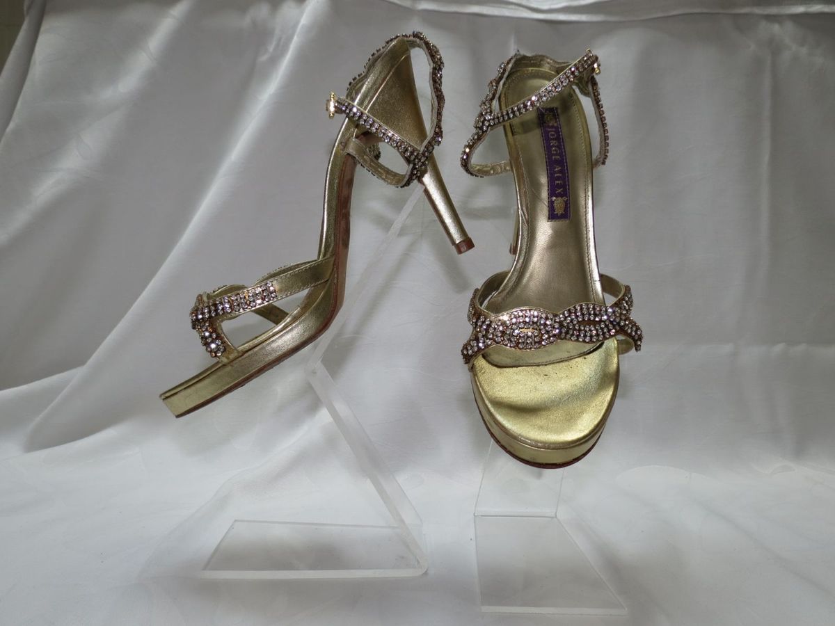 salto alto dourado brilhante