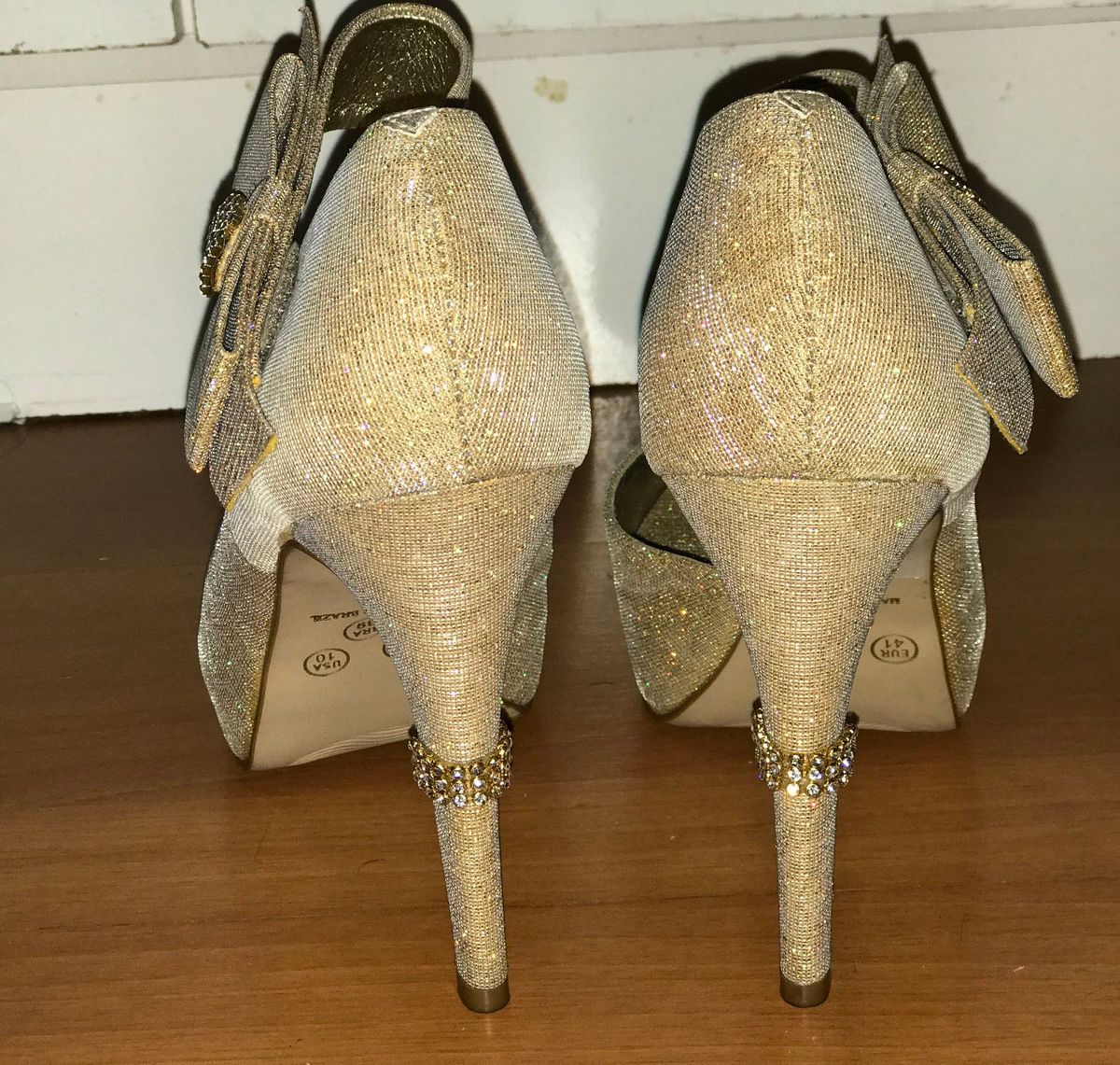 salto alto fino dourado