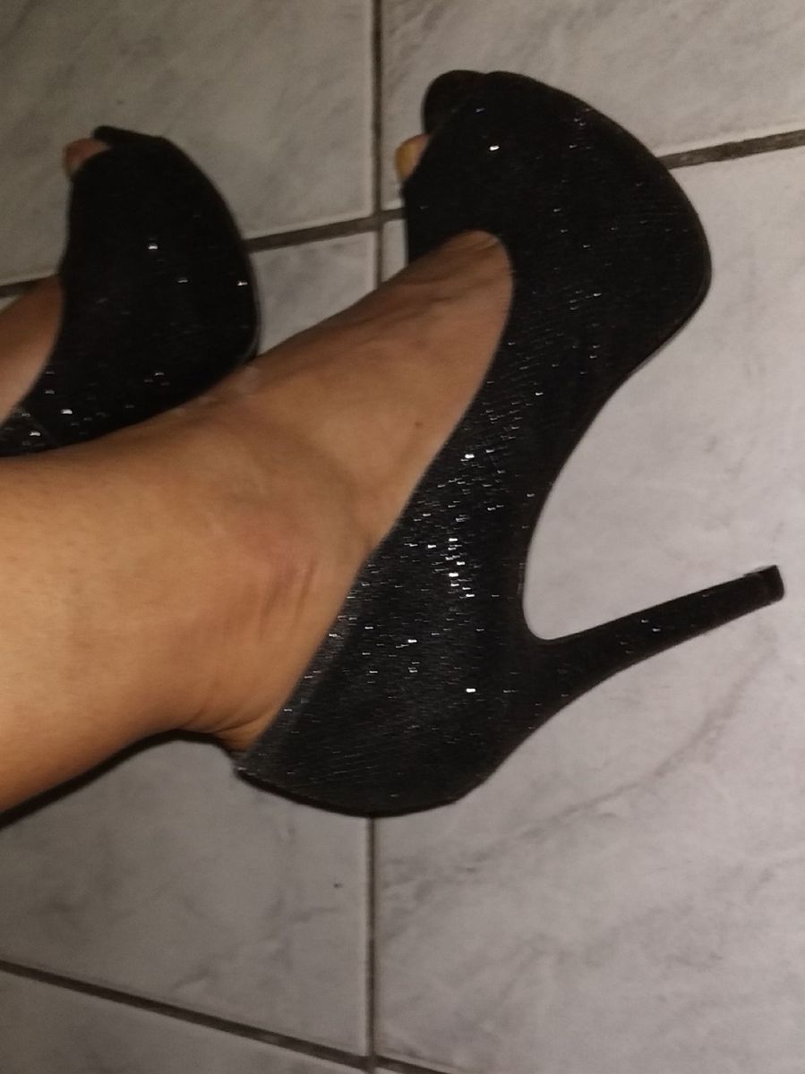salto alto preto com brilho