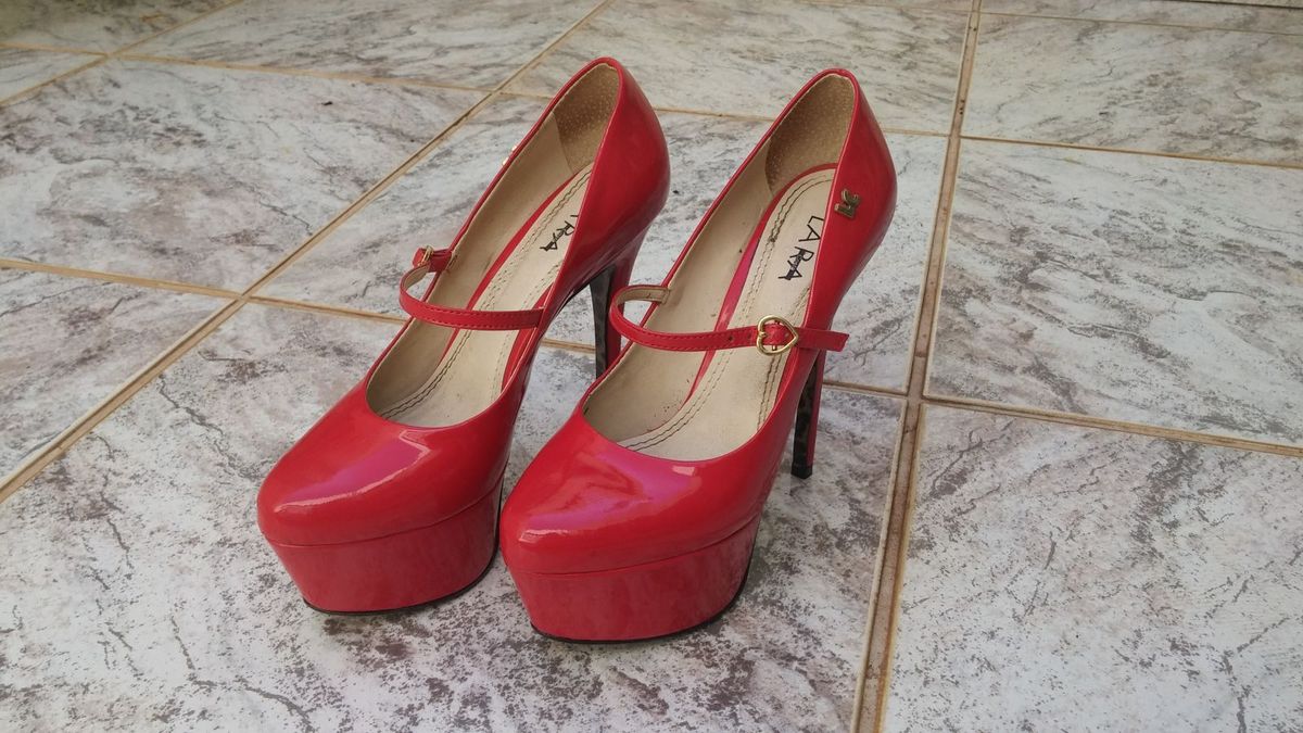 salto vermelho embaixo