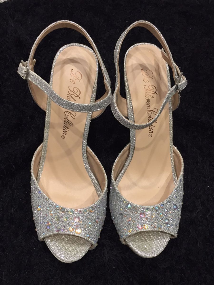 sandalia prata brilhante