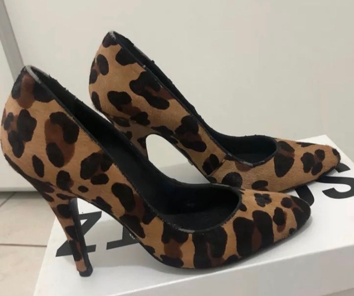 scarpin animal print schutz