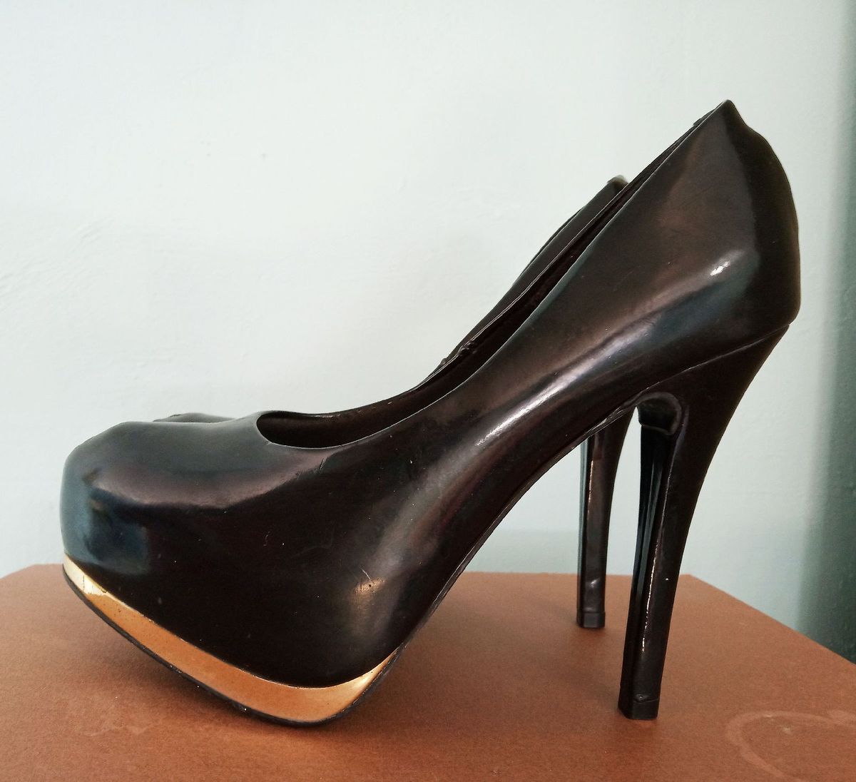 salto vizzano preto com dourado