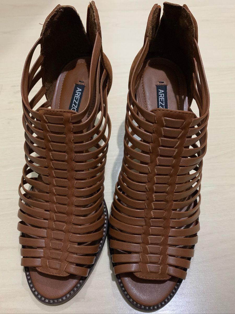 sandalia abotinada arezzo