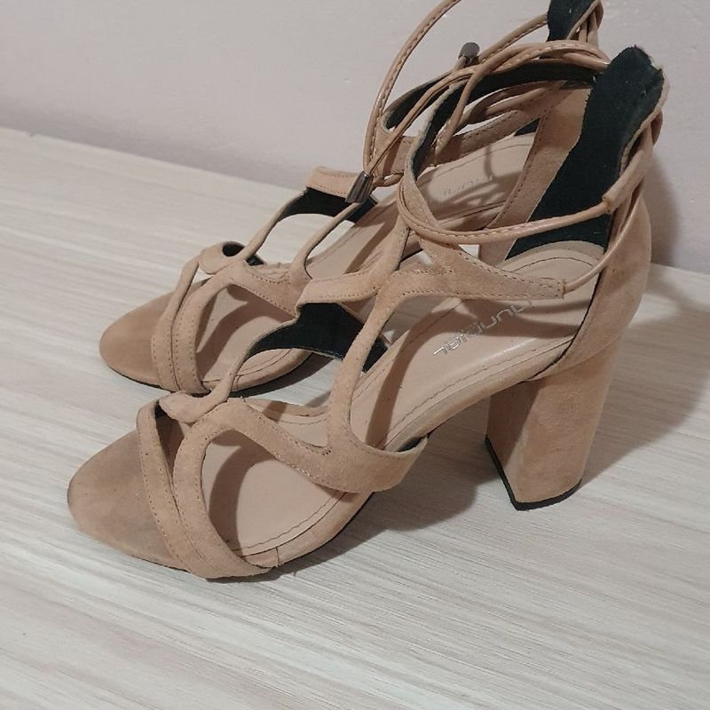 Sandalias altas nude 2025