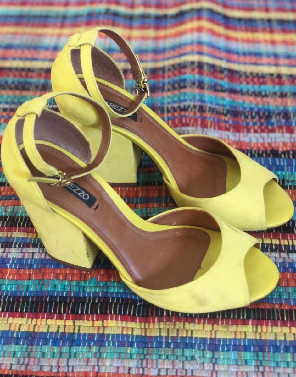 sandalia arezzo amarela