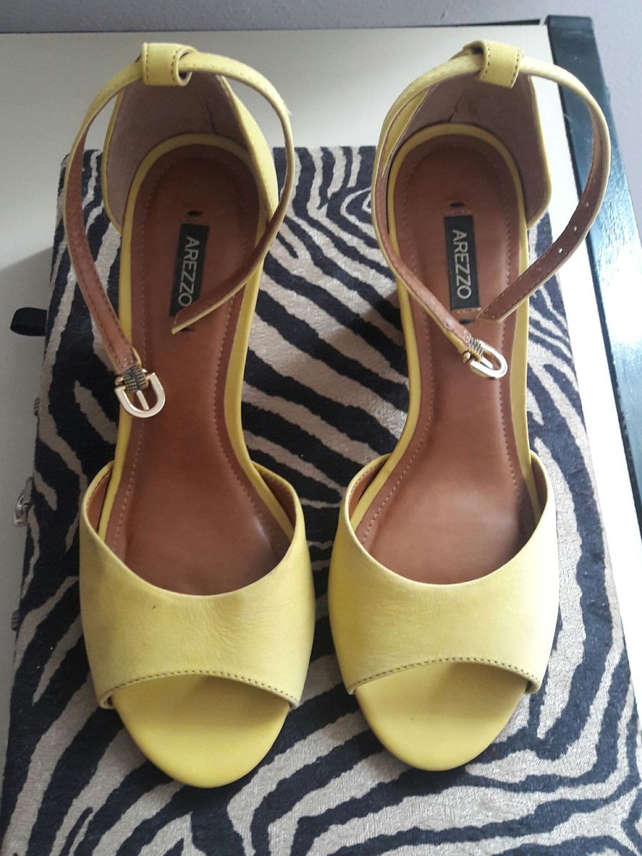 sandalia arezzo amarela