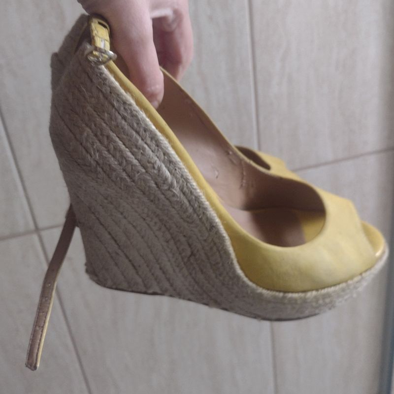 Sandalia anabela sale amarela arezzo